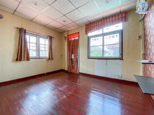 *****บ้านแฝดมือสองย่านกรุงเทพฯ ม.หลักสี่แลนด์ ดอนเมือง บนเนื้อที่กว้างขวางสุดๆ 35 ตร.ว. ฟังก์ชันจัดเต็ม 4 ห้องนอน 2 ห้องน้ำ 1 ที่จอดรถ แถมฟรี! 3 เครื่องปรับอากาศ 2 เครื่องทำน้ำอุ่น บนทำเลเดินทางสะดวก เพียง 20 นาทีก็ถึงสนามบินดอนเมือง ใกล้โรบินสัน ศรีสมาน, เมืองทองธานี และรถไฟฟ้า "สถานีดอนเมือง"